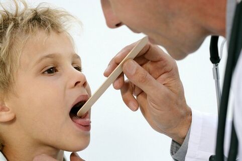 a doctor examines the throat of a child with psoriasis
